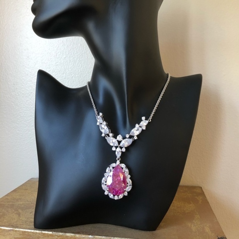Teardrop shape shape pink gem stone necklace